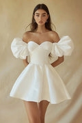 Vestido curto branco em cetim com folhos e decote ombro a ombro