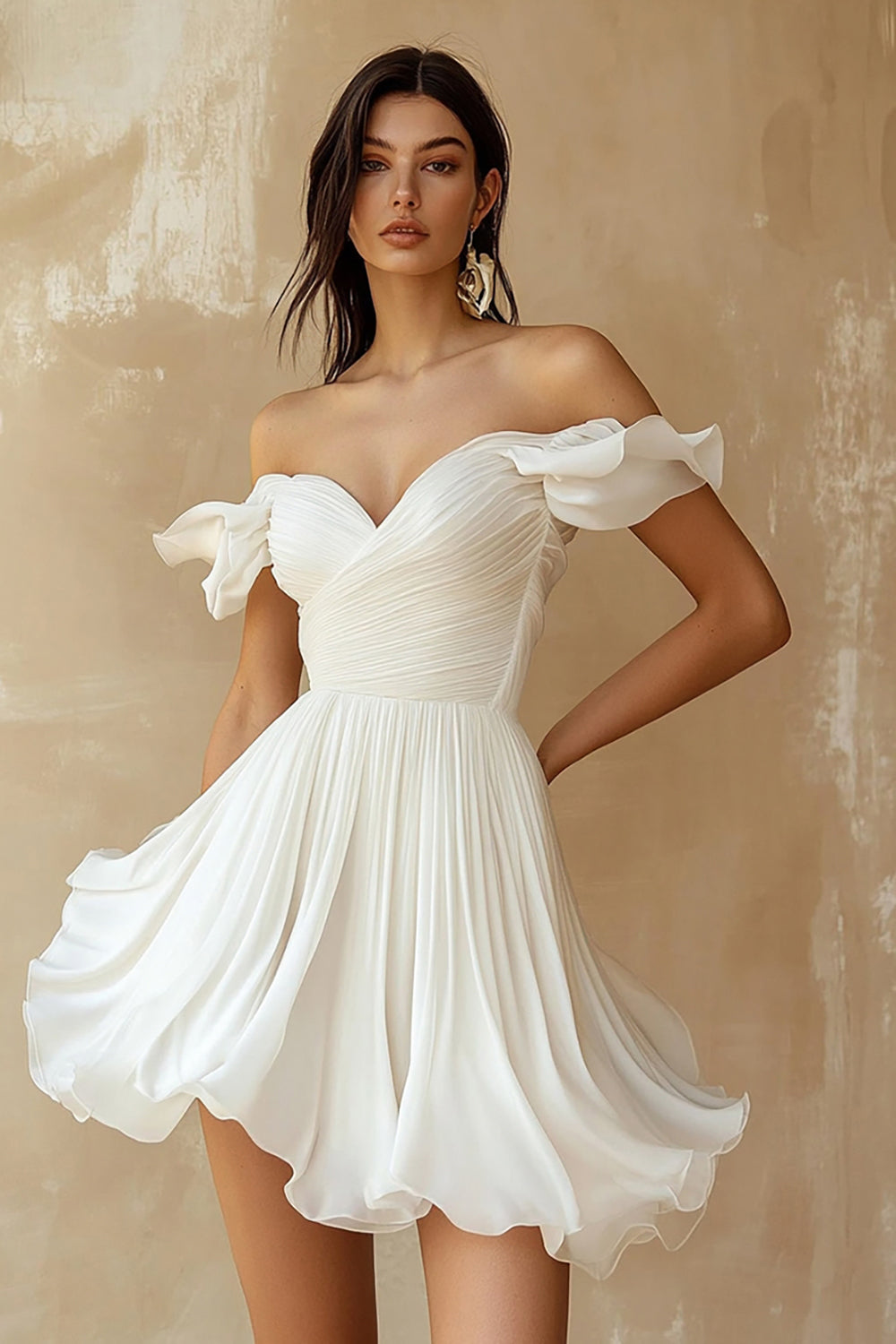 Vestido curto branco em chiffon plissado com folhos e corte A