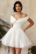 Robe blanche courte en mousseline de soie plissée à ligne A avec volants