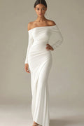 Vestido branco comprido com mangas e decote ombro a ombro para ensaio