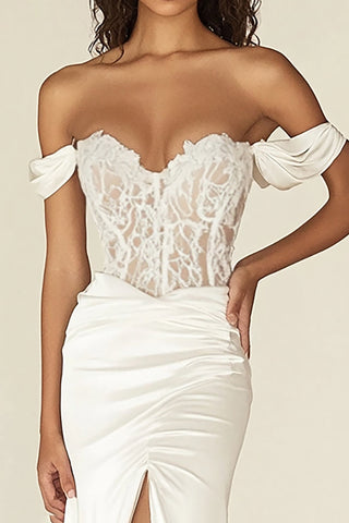 Weißes, schulterfreies, langes Korsettkleid für das Probeessen mit Schlitz
