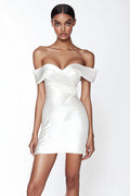 Vestido branco curto em cetim com folhos e ombro de fora