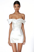 Robe fourreau bustier satinée froncée épaule dénudée petite robe blanche