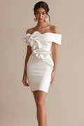 Vestido curto branco com folhos e ombro de fora