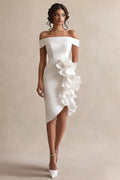 Robe blanche courte à bretelles tombantes et volants froncés