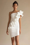 Robe fourreau asymétrique près du corps blanche à volants