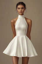 Vestido curto branco de cetim sem mangas A Line