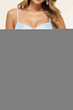 Vestido de festa comprido de cetim azul-celeste com racha e franzido