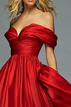Rotes, schulterfreies, langes Ballkleid aus Satin in A-Linie mit Rüschen