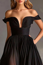 Vestido comprido de chiffon plissado com decote ombro a ombro preto e racha