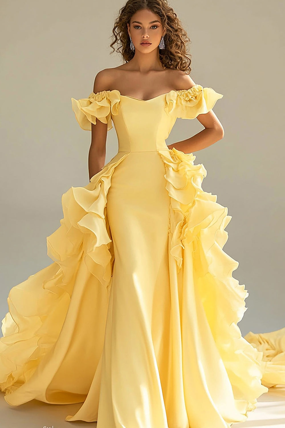 Vestido de festa comprido em cetim amarelo com ombros à mostra e folhos