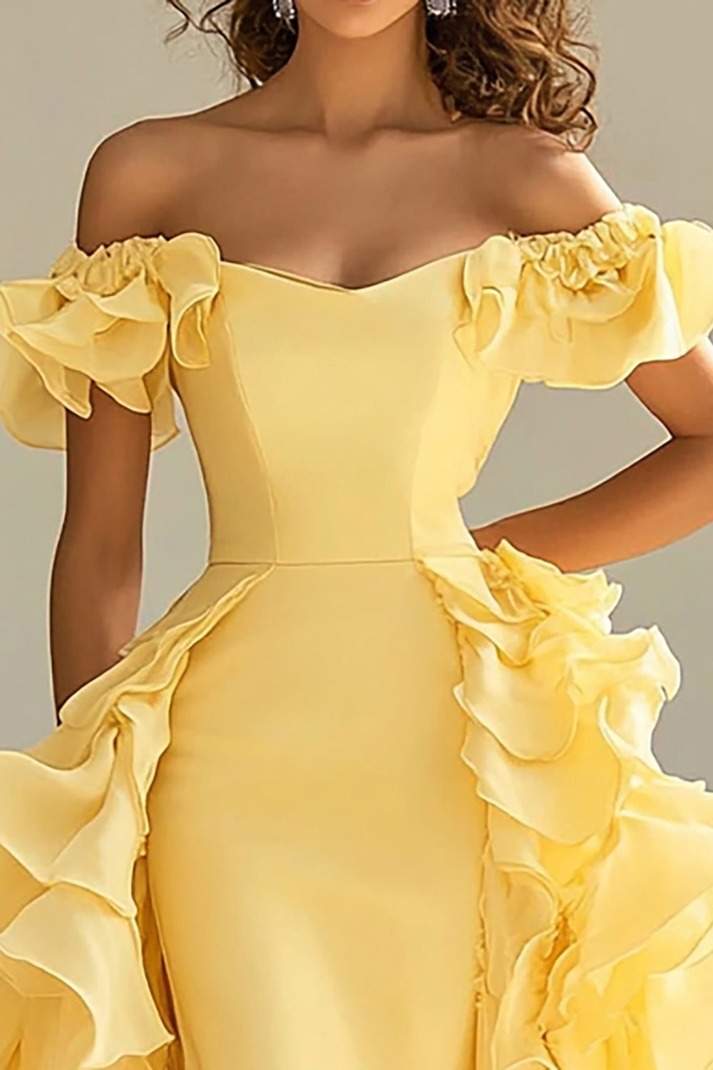 Vestido de festa comprido em cetim amarelo com ombros à mostra e folhos