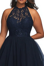 Vestido de festa comprido plus size com decote ilusão e aplicações em azul marinho