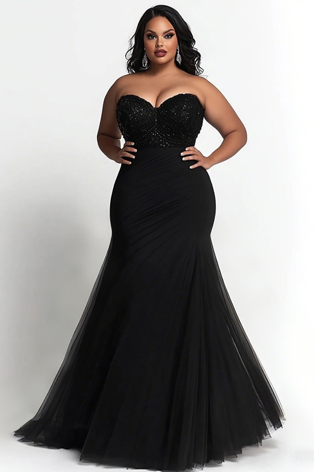Vestido de festa plus size sereia simples preto com decote em coração