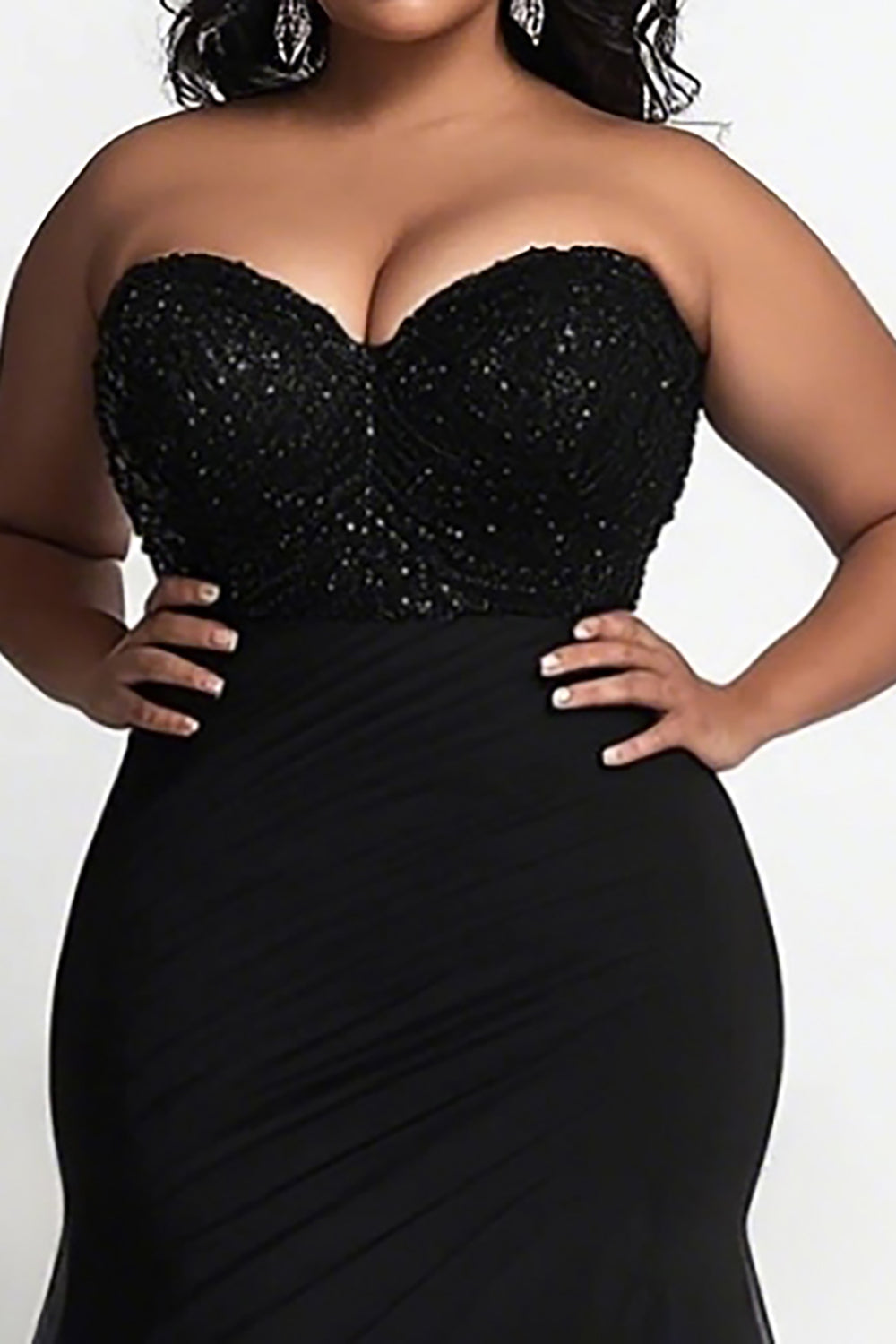 Vestido de festa plus size sereia simples preto com decote em coração