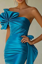 Vestido de festa comprido de um ombro só em cetim azul royal com racha