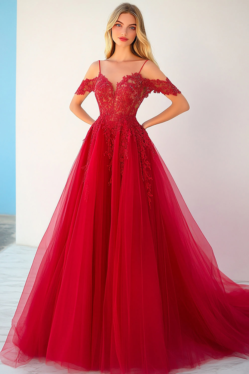 Vestido de baile comprido de tule vermelho com ombros descobertos e renda