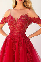 Vestido de baile comprido de tule vermelho com ombros descobertos e renda