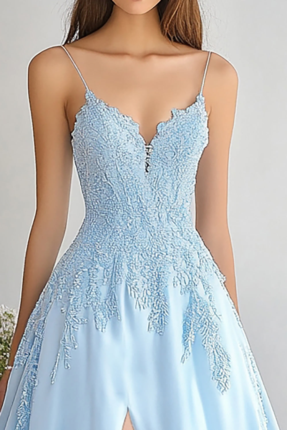 Vestido de festa comprido em organza azul-celeste com decote em V e racha, corte A
