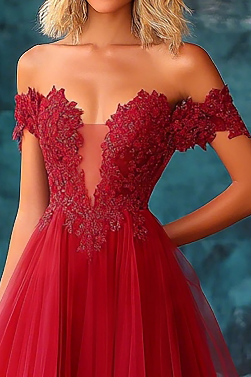 Vestido de baile comprido de tule vermelho com ombros à mostra e renda