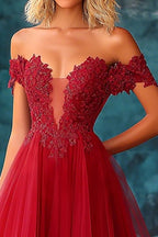 Vestido de baile comprido de tule vermelho com ombros à mostra e renda