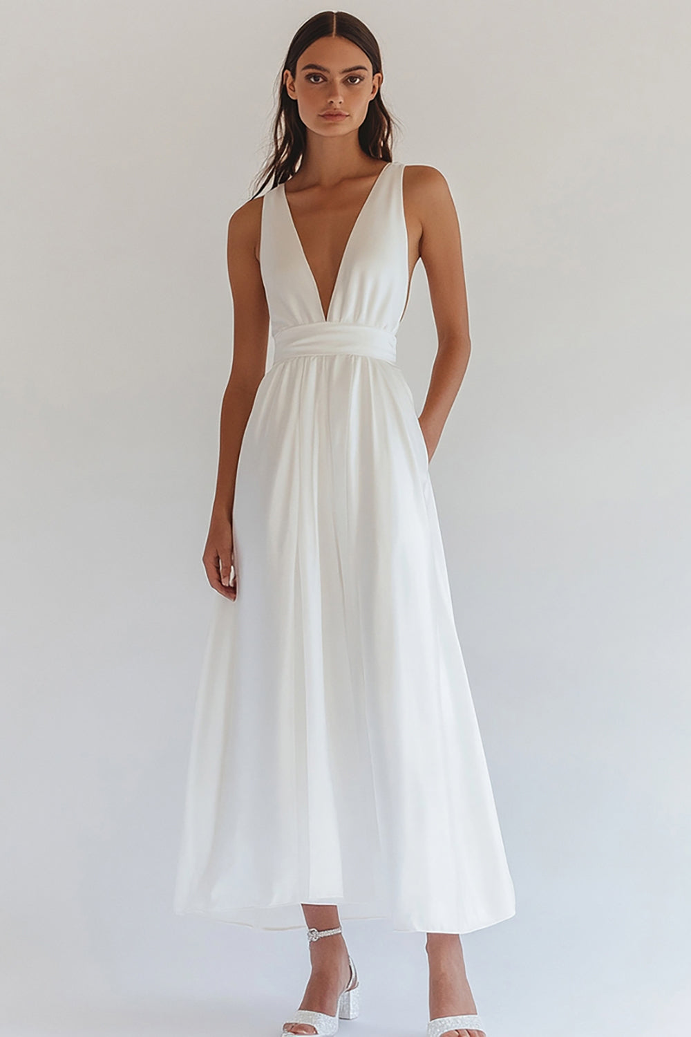 Vestido de noivado comprido em chiffon branco com decote em V e corte A