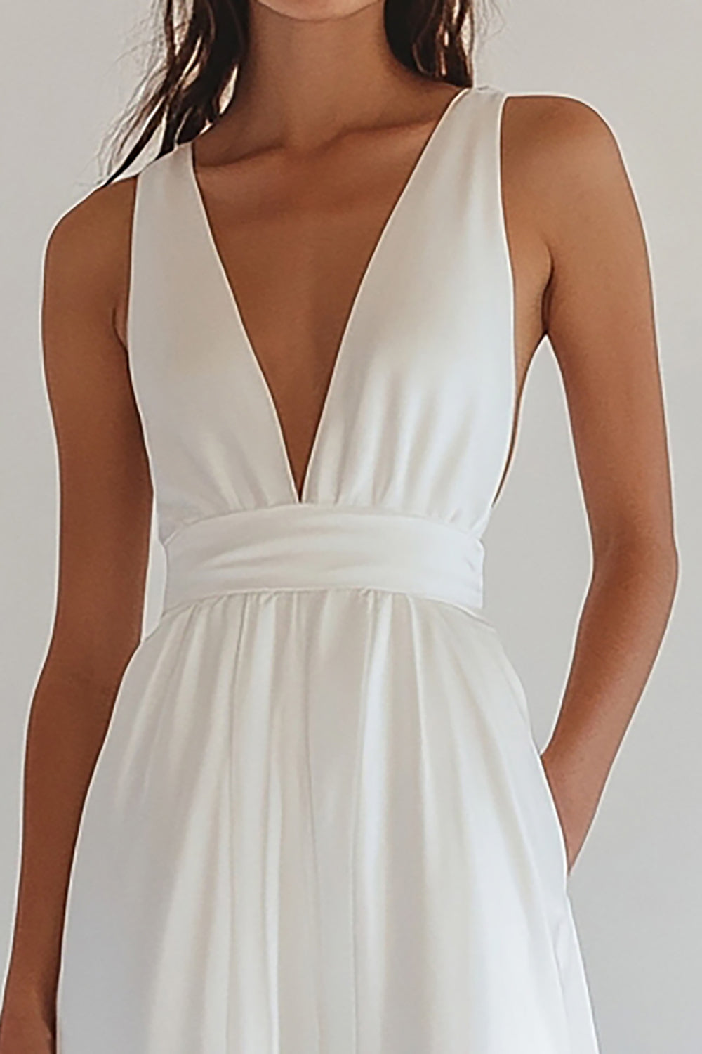 Vestido de noivado comprido em chiffon branco com decote em V e corte A