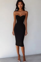 Vestido de cocktail midi justo em cetim preto com decote em coração