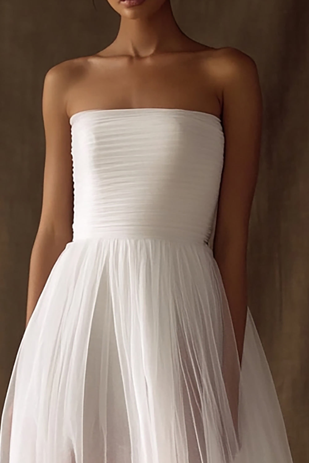 Vestido de noivado em tule branco com decote quadrado e pregas