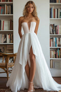 Vestido de compromiso blanco con escote en V, línea A y efecto high-low con abalorios