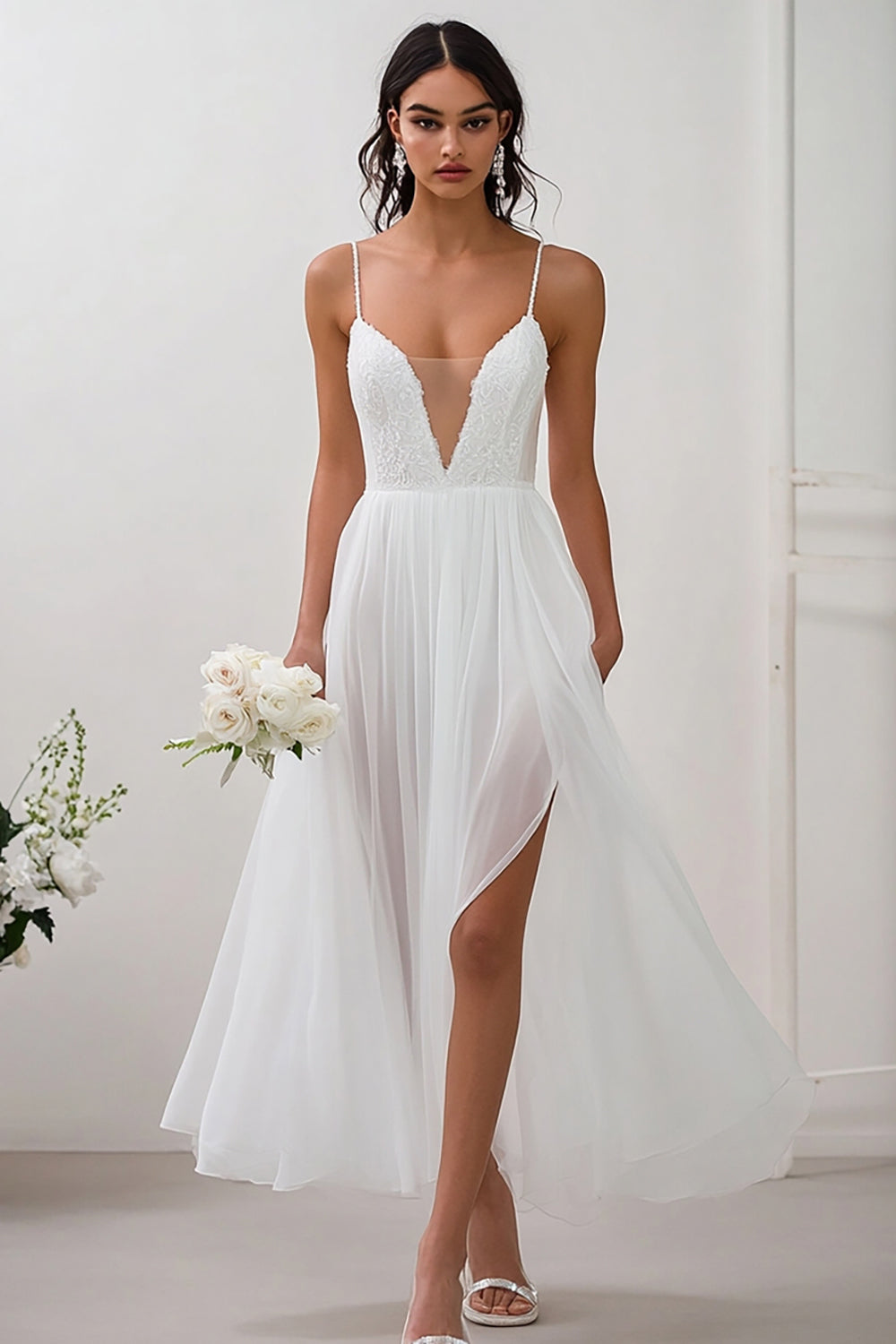 Vestido de noivado comprido de chiffon branco com alças finas e racha