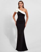 Schwarzes Satin-Kleid mit One-Shoulder-Träger und schwarzer Krawatte
