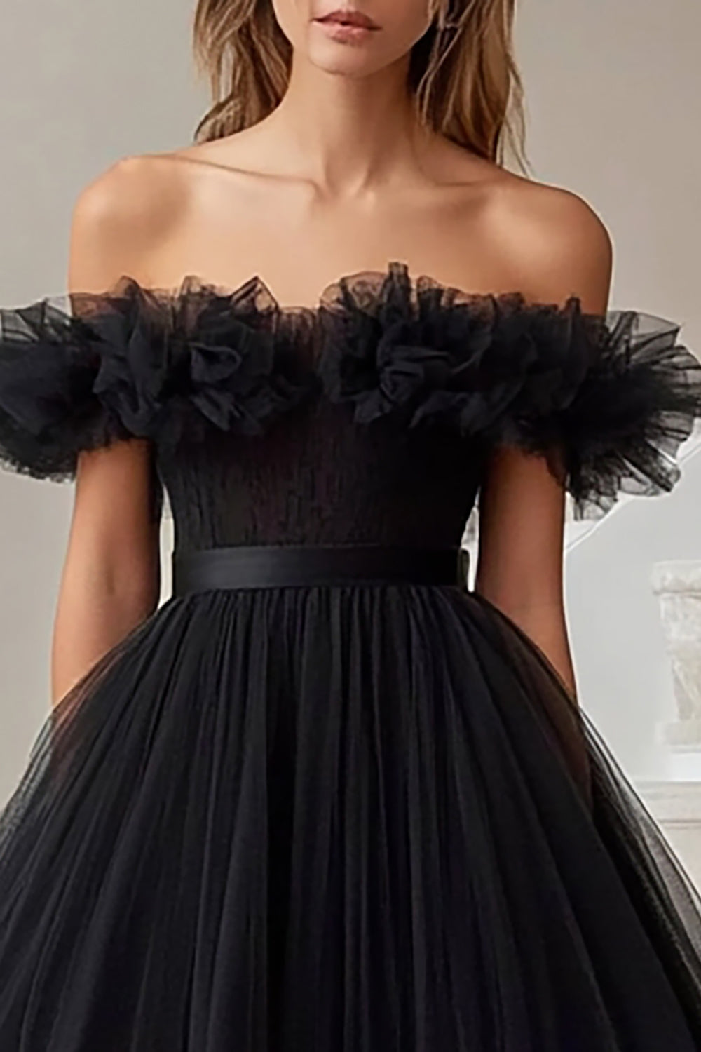Vestido formal preto com decote em A e ombro descoberto