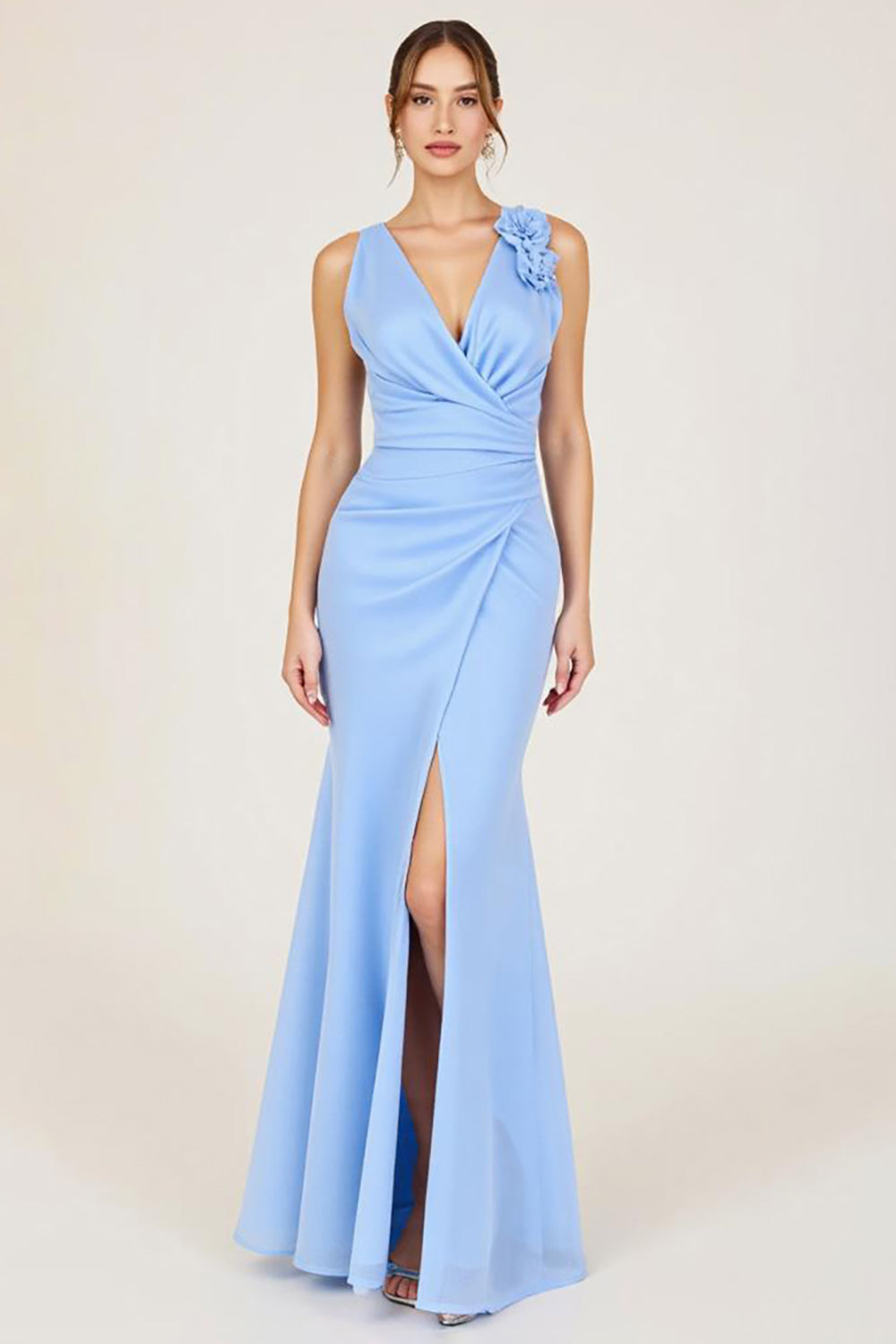 Vestido formal comprido azul-celeste com decote em V franzido e racha