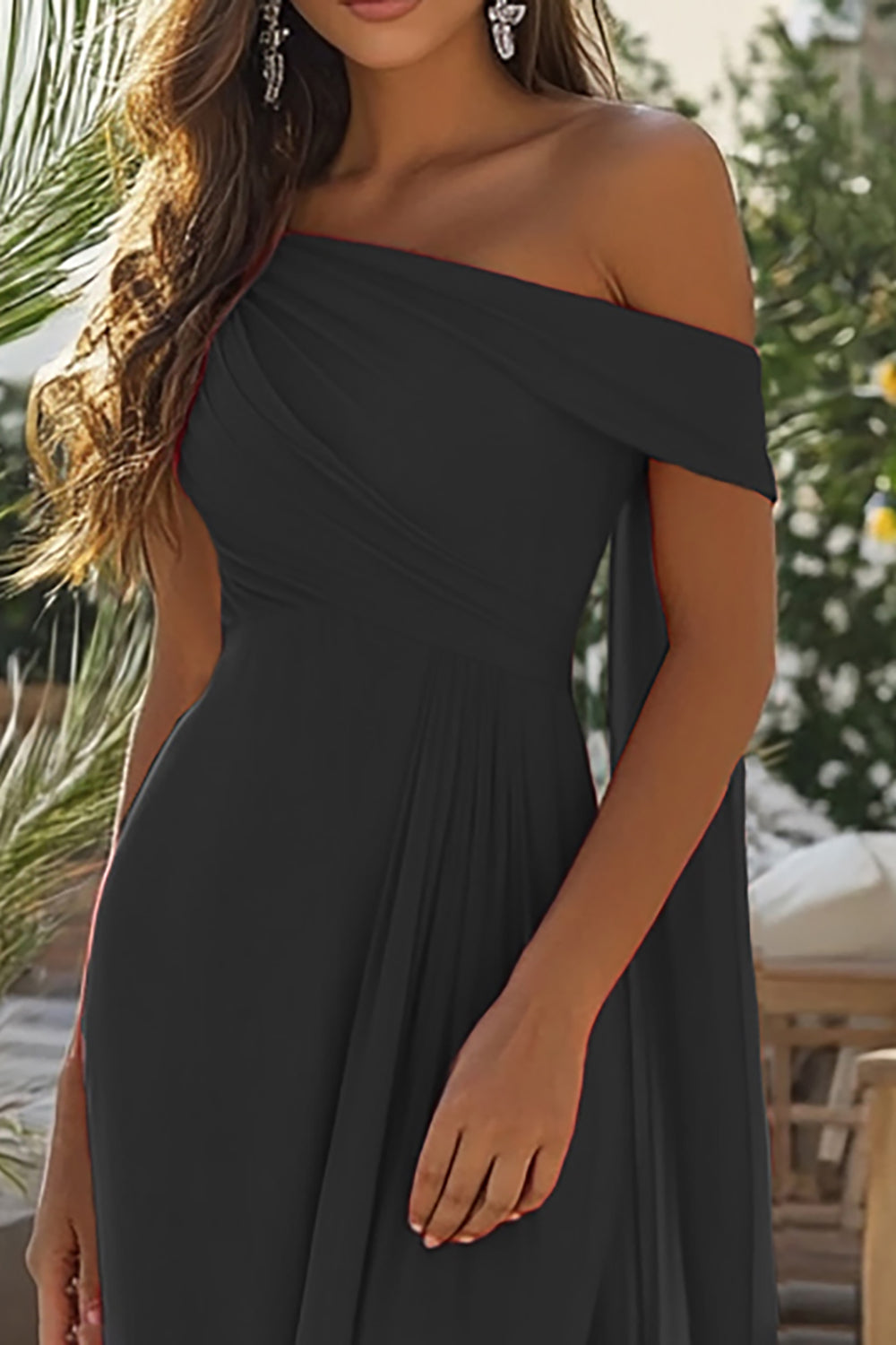 Vestido formal comprido em chiffon preto com decote ombro a ombro