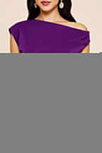 Pflaumenfarbenes, asymmetrisches, langes, formelles Etuikleid aus Satin mit Rüschen