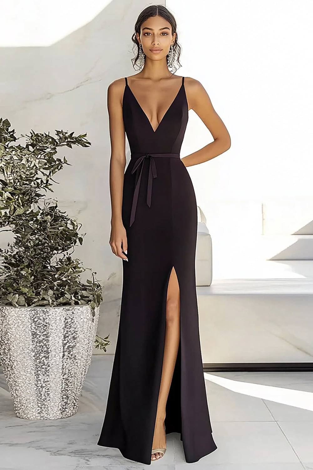 Schwarzes, langes, formelles Etuikleid mit tiefem V-Ausschnitt und Schlitz
