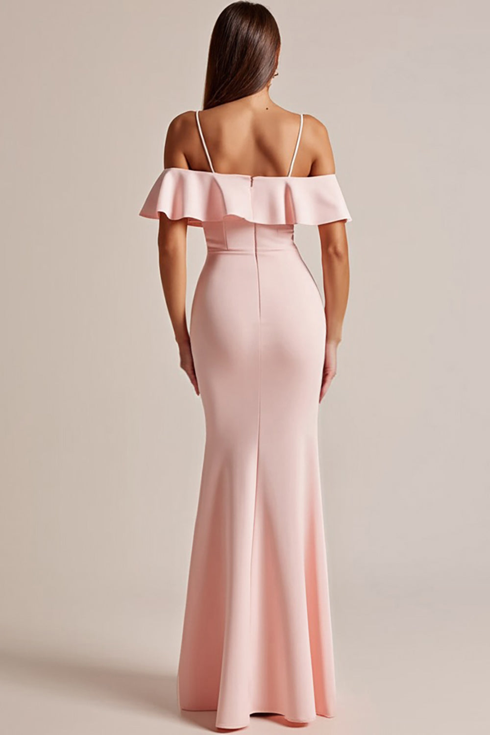 Vestido formal comprido rosa com ombros descobertos e folhos e racha