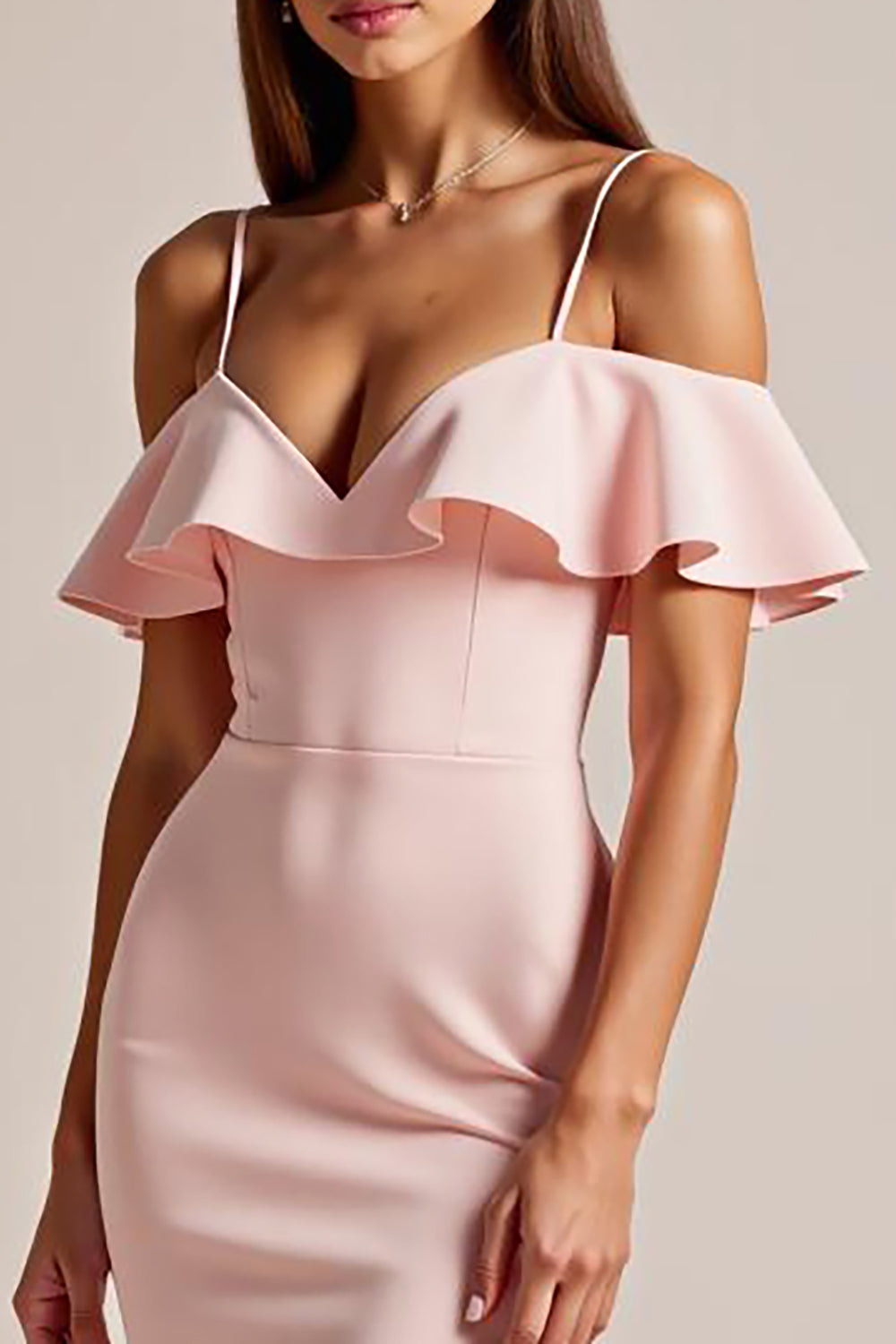 Vestido formal comprido rosa com ombros descobertos e folhos e racha
