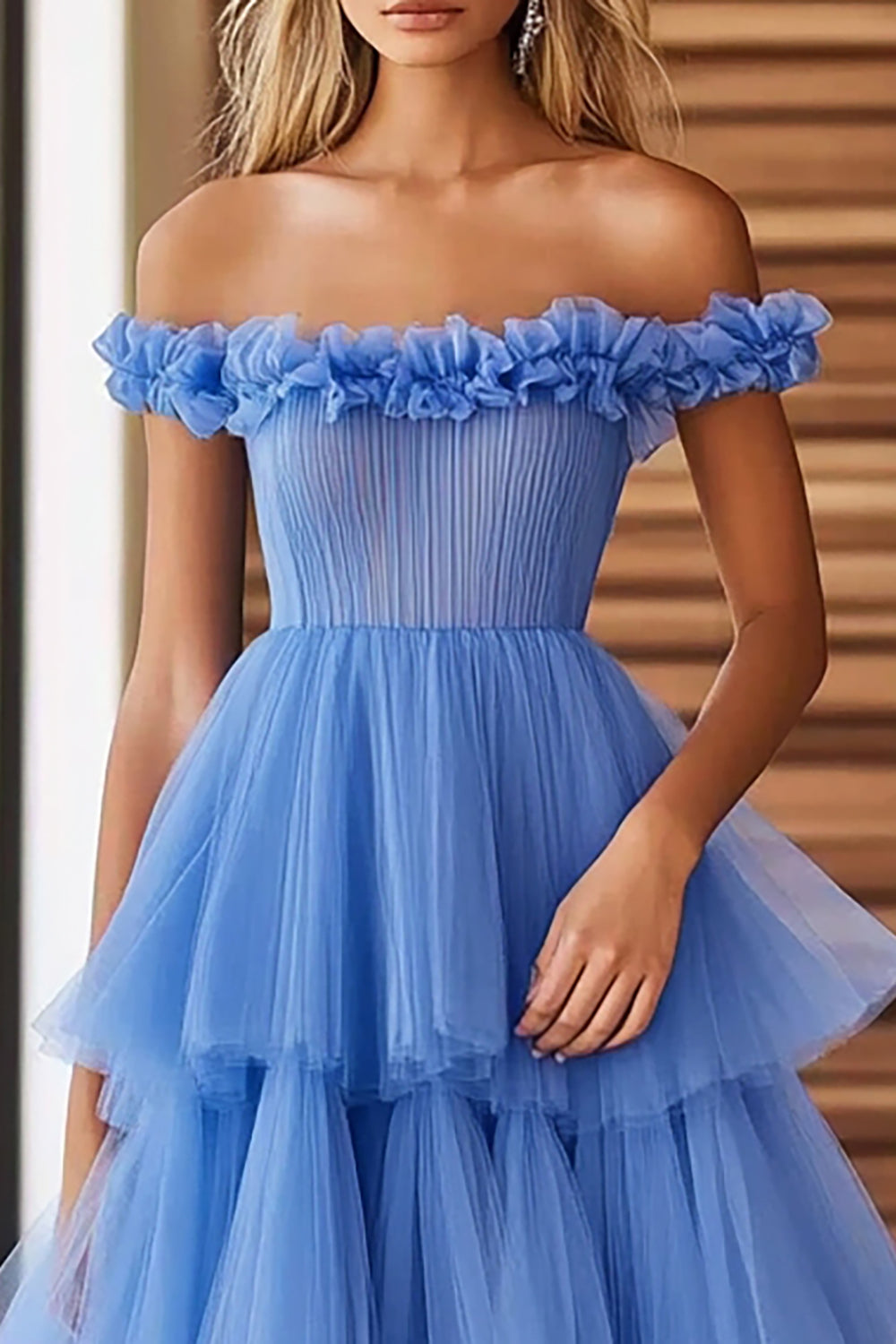 Vestido de festa comprido azul com decote ombro a ombro e corte A