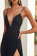 Schwarzes langes Abendkleid mit Spaghettiträgern, V-Ausschnitt und Schlitz