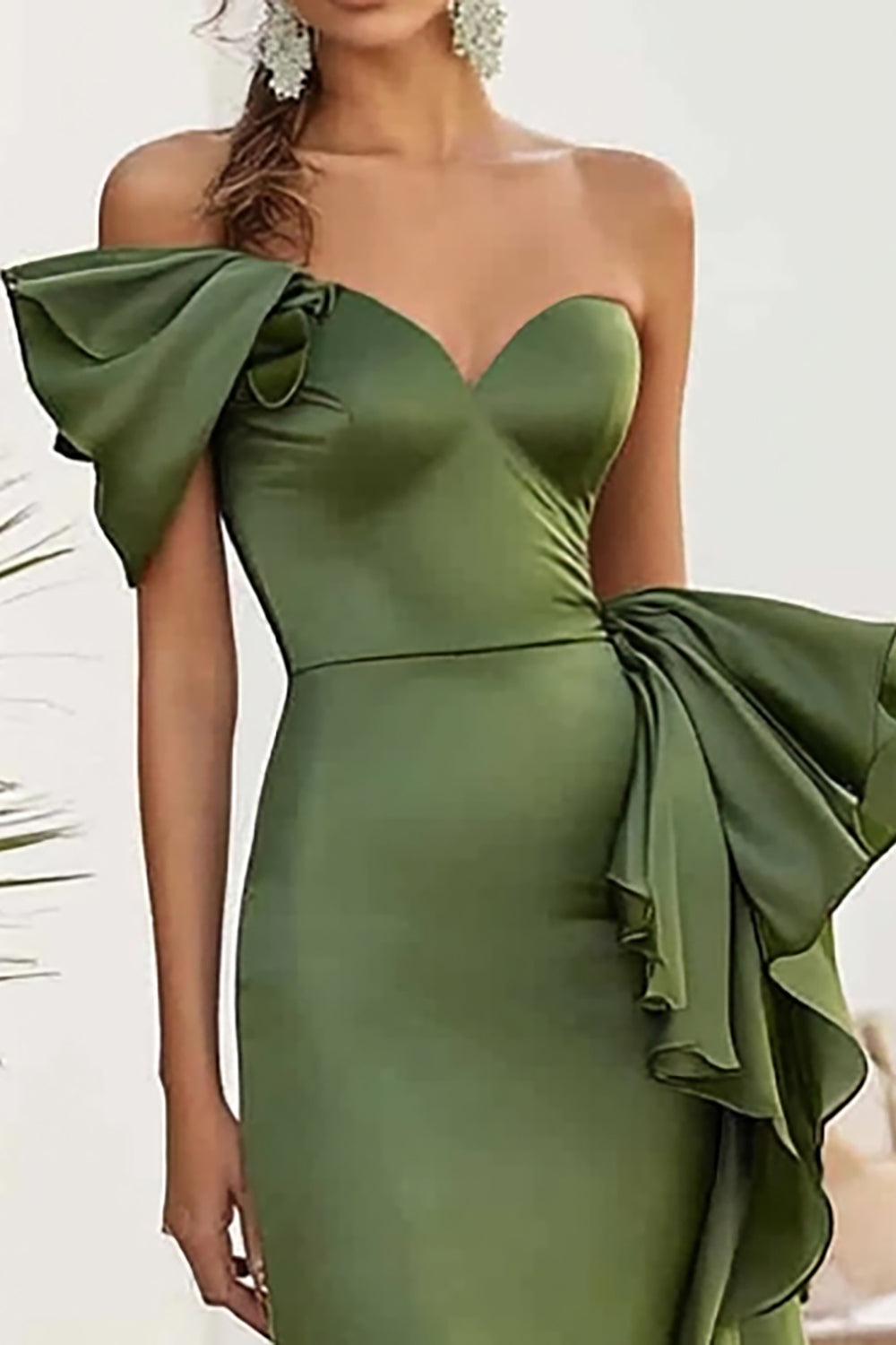 Vestido de cerimónia comprido de cetim sereia verde azeitona com folhos e decote em coração