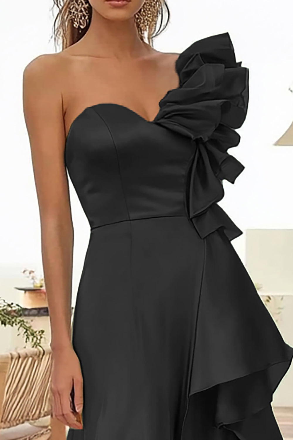 Schwarzes langes One-Shoulder-Satin-Ballkleid mit Rüschen