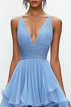 Vestido de festa azul-celeste com decote em V e corte A, chiffon alto e baixo