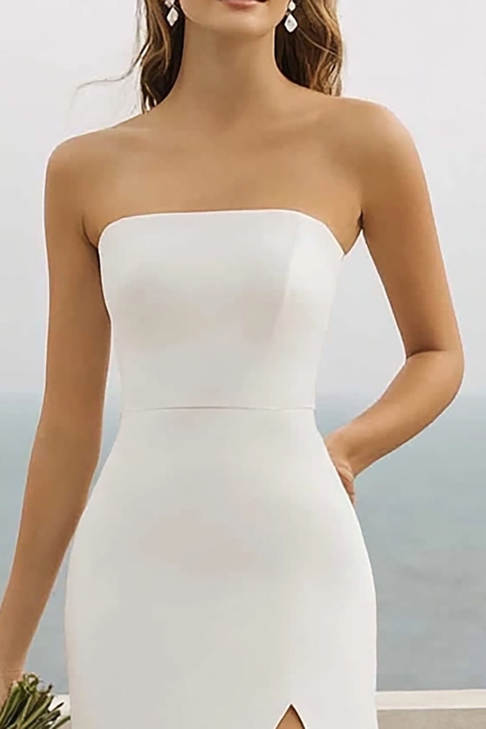 Vestido de noivado comprido sereia, sem alças, em chiffon branco, com racha