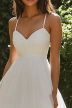 Vestido de noivado midi com alças finas e corte A em tule branco