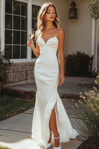 Vestido de noivado comprido sereia em cetim branco com racha e decote em coração