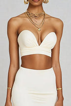 Vestido de noivado midi de cetim branco com racha e decote em coração