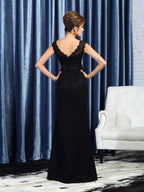 Etui-Linie Bateau-Ausschnitt Perlen verziert Ärmellos Lange Spitze Brautmutterkleider