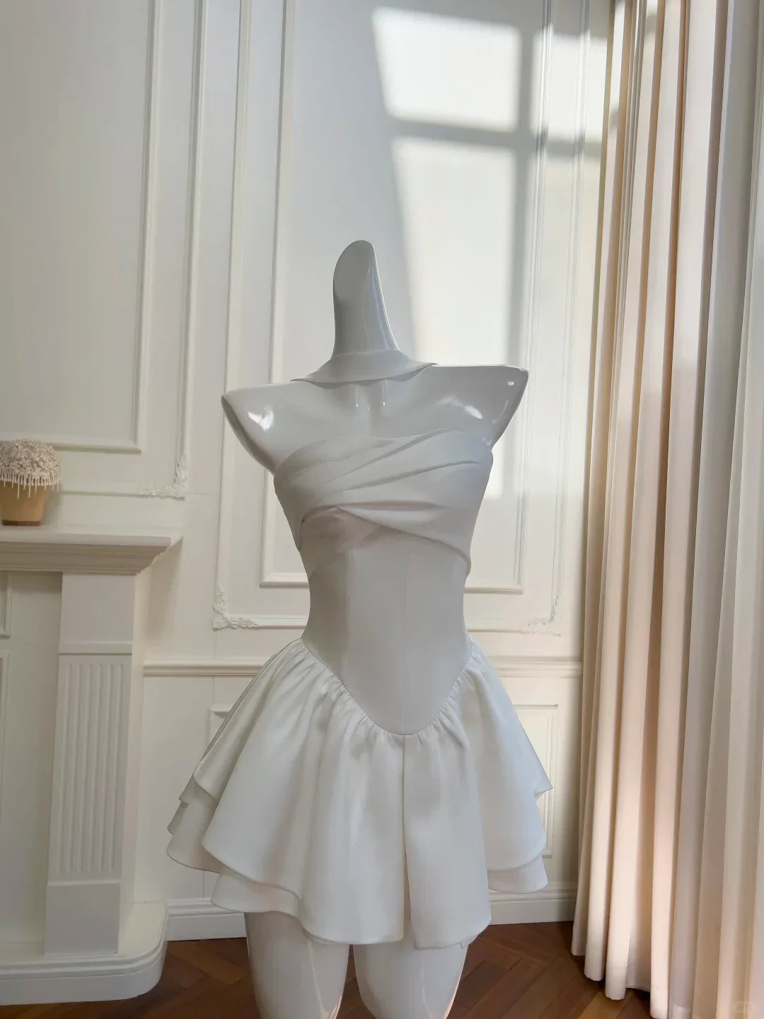 Vestido sencillo blanco sin tirantes de satén en línea A mini para fiesta Vestido para el baile de bienvenida Y8587